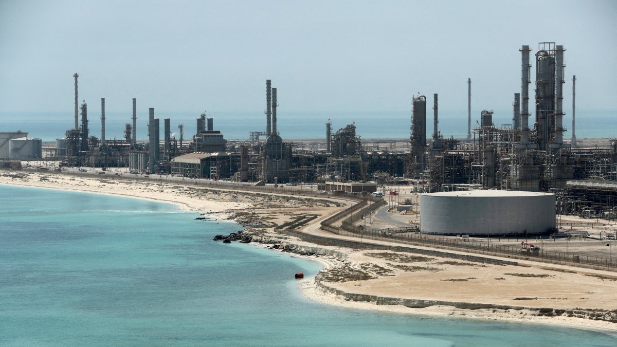 Saudi Aramco Helicopter Crash Near Ras Tanura Kills 14 Amid Gulf Energy Crisis