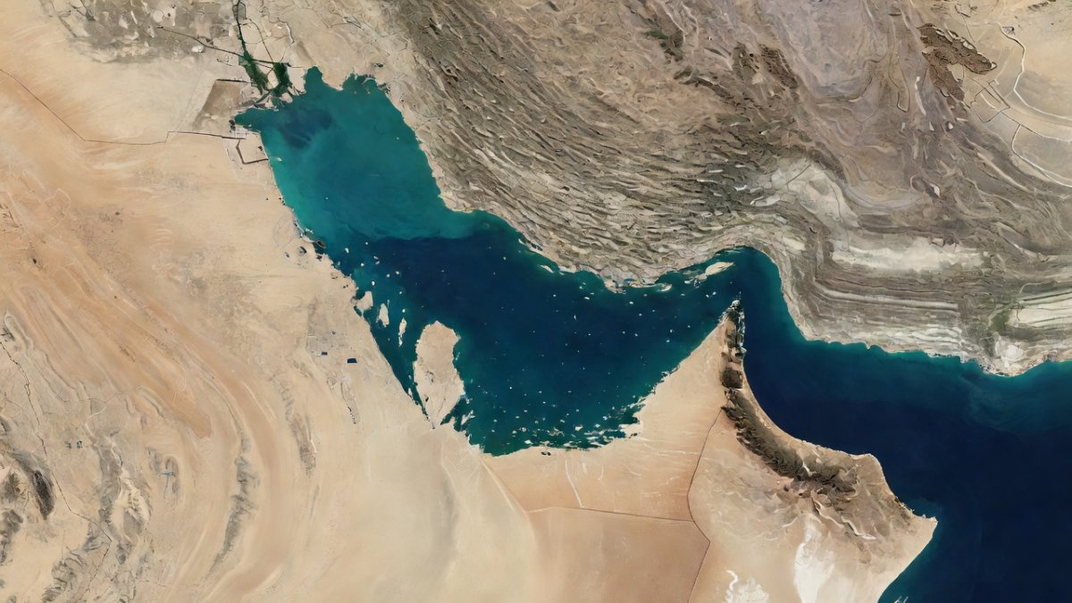 Map of the Persian Gulf region showing Kuwait, Bahrain, Strait of Hormuz and key strategic locations