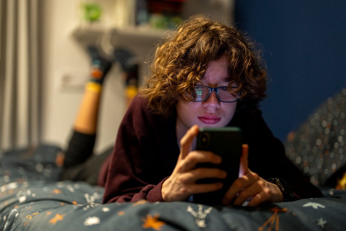Why Teens Get Social Media Withdrawals & How to Manage Them