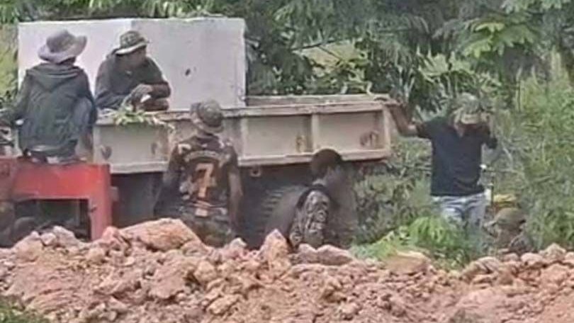 Cambodian Troops Build Trenches Near Thai Border in Sa Kaeo