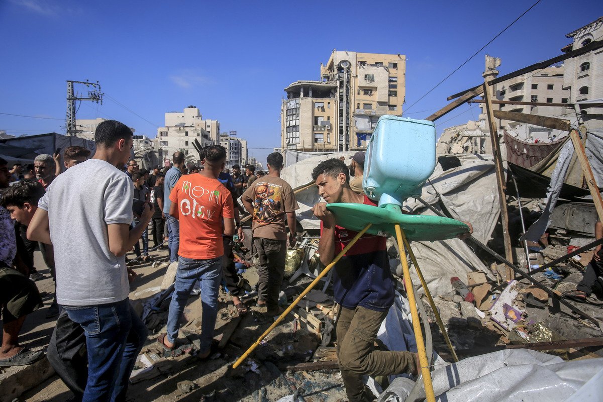 Israeli Strike on Gaza Tents Kills 2 Palestinians, Injures 7