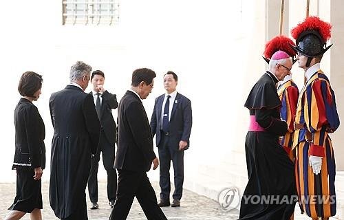 President Lee Jae-myung with Pope Leo XIV at the Vatican