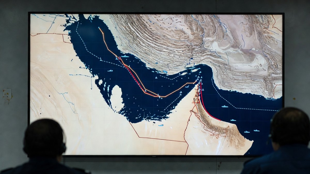 Persian Gulf map showing Strait of Hormuz shipping routes