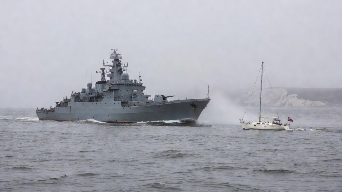Russian Warship Fires Warning Shots Near British Yacht in English Channel, Prompting Fresh Scrutiny of Naval Conduct