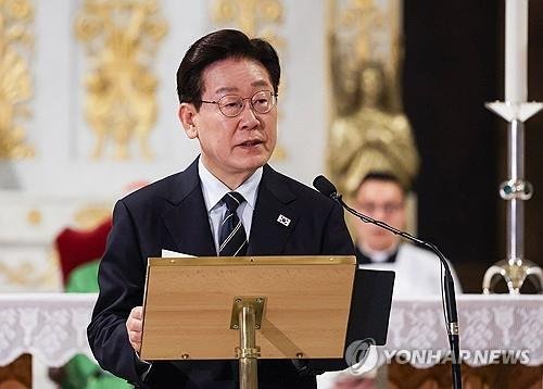 Lee Jae-myung Meets Pope Leo XIV at Vatican for Peace Talks