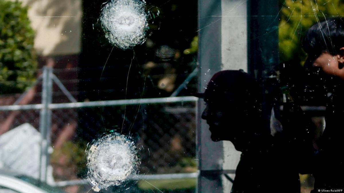 Police presence in Oaxaca state following the assassination of PAN Mayor Jose Angel Bravo Martinez