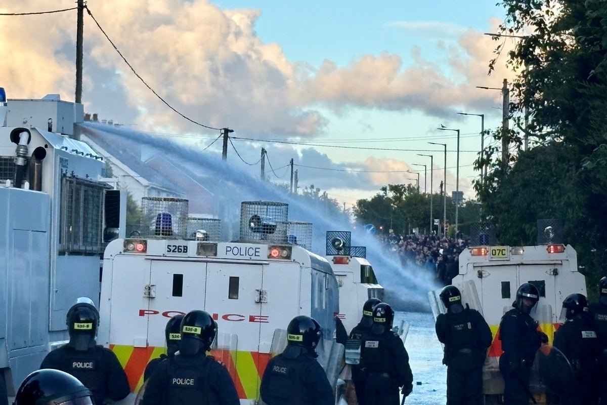 Belfast Riots: Water Cannon in Second Night of Violence
