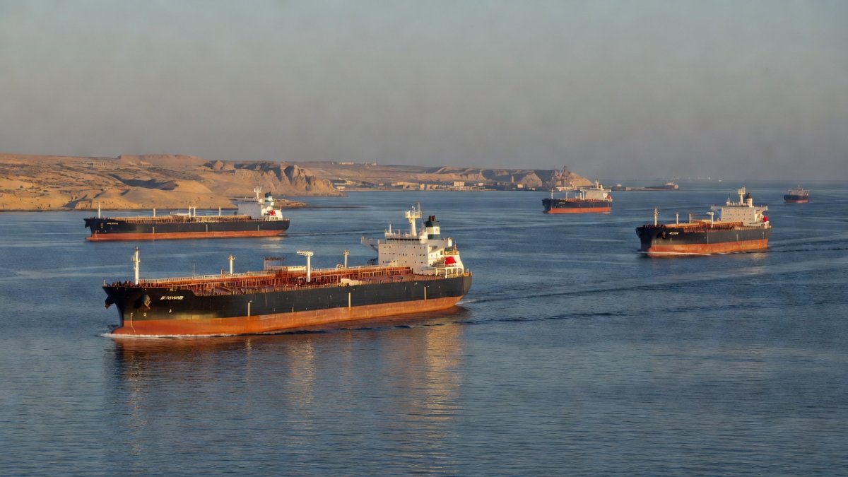 Iran Closes Strait of Hormuz Amid Ceasefire Tensions, Threatening Global Energy Routes