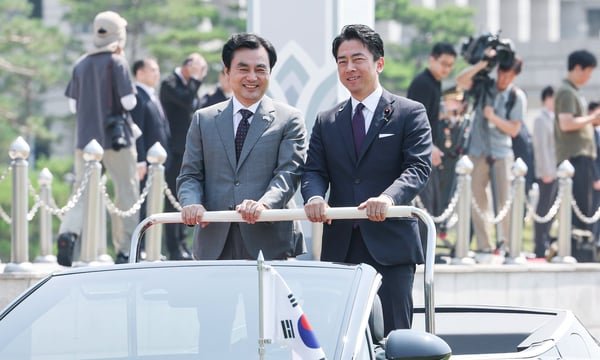 Koizumi's Seoul Trip Signals Cautious Japan-South Korea Ties