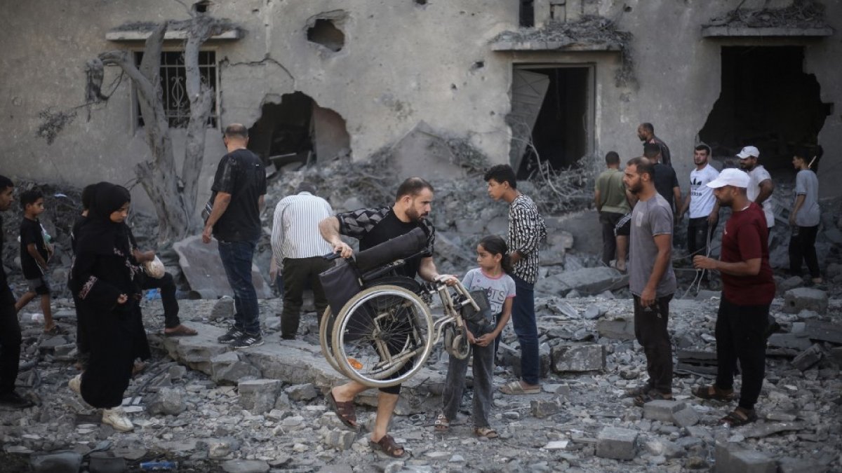 Israeli soldiers photographed posing next to a blindfolded Palestinian detainee in Gaza
