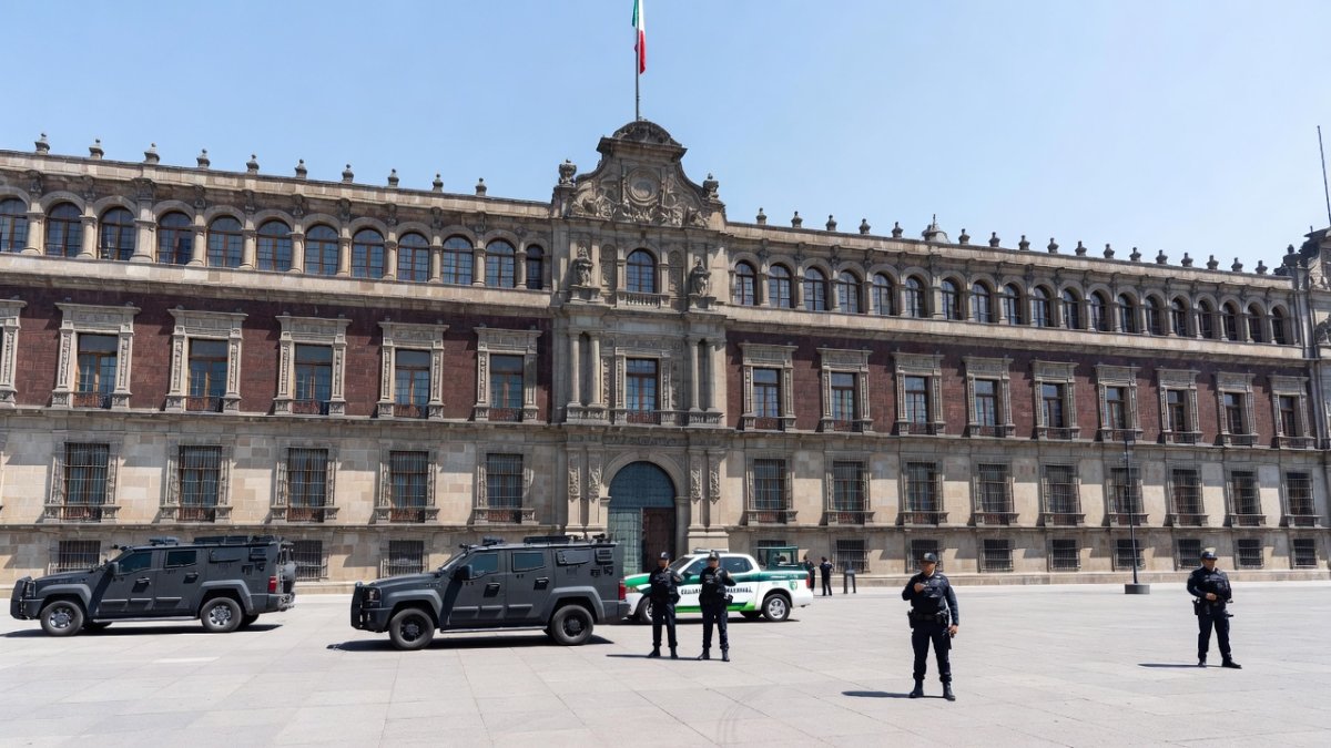 President Claudia Sheinbaum at Palacio Nacional announcing Mexico will not extradite indicted officials amid sovereignty debate