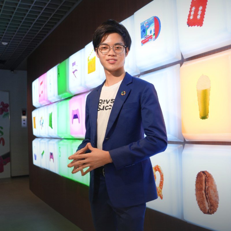Phonlawat Beam Sirajindapirom, 17-year-old CEO of RevisionSuccess and co-founder of TuaTueng