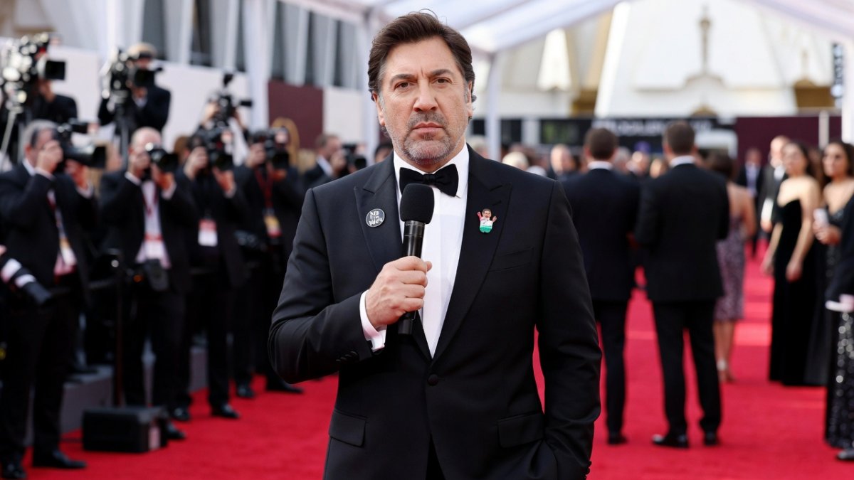 Javier Bardem at the 2026 Oscars wearing a No to War pin and Handala symbol in solidarity with Palestine