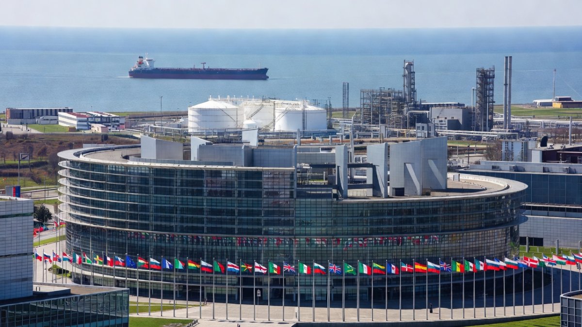 EU Freezes Oil Price Cap at $44 as Greece Wins LNG Exemption in 21st Sanctions Package