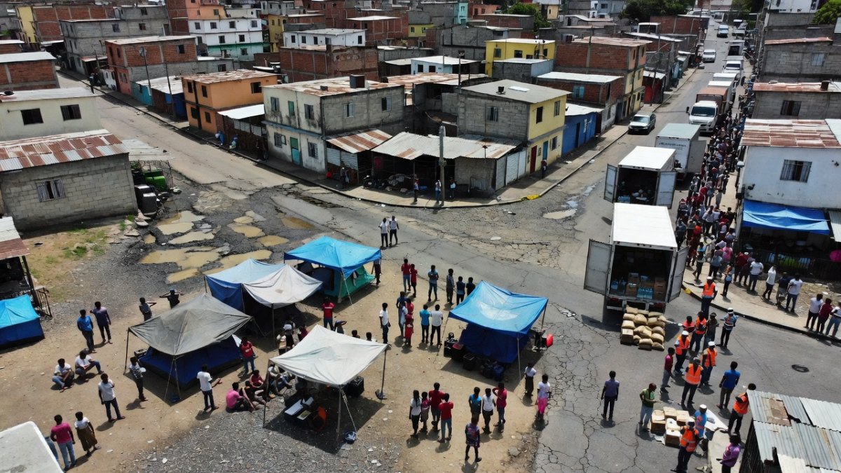 Displaced families gather near tents and aid distribution points after twin earthquakes devastated northwestern Venezuela, leaving thousands homeless in Yaracuy and surrounding states