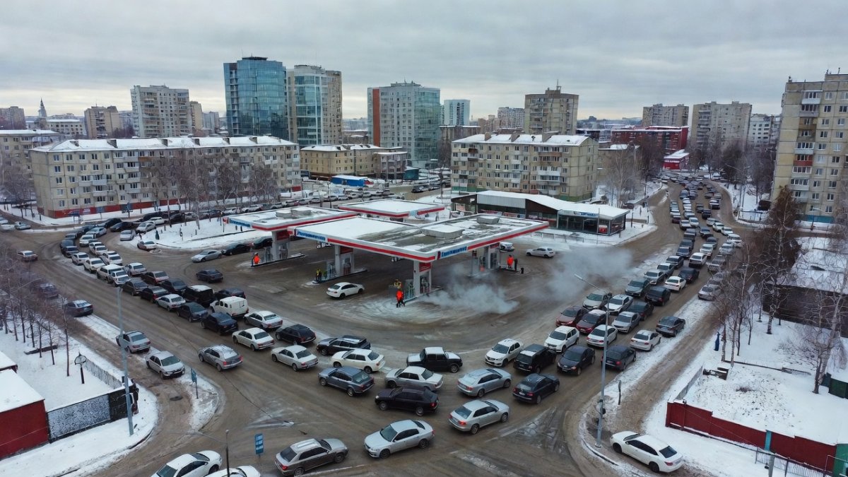 Long queues at a Russian gas station as fuel shortages spread across the country