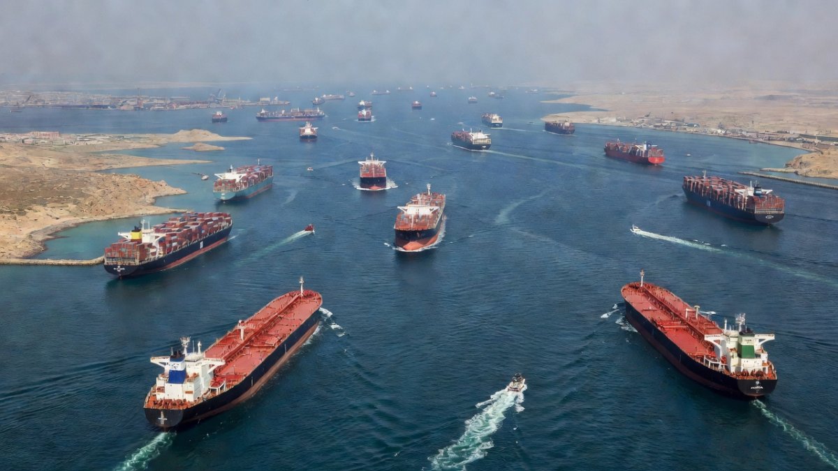 US-Iran Strikes Escalate as Strait of Hormuz Becomes Flashpoint for Regional War