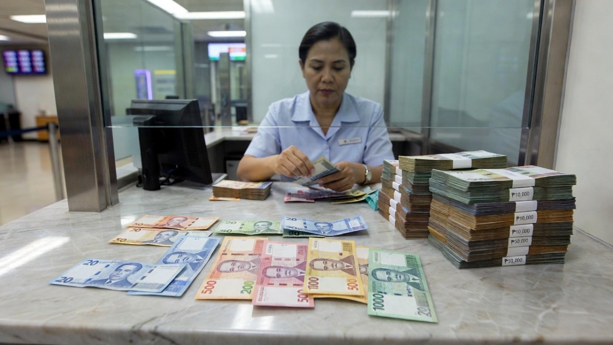 Philippine peso banknotes and banking environment