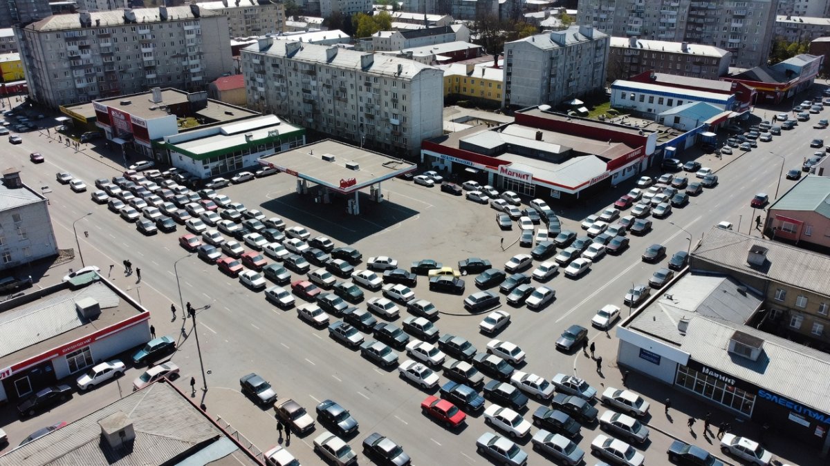 Russian regions ration gasoline as fuel crisis deepens