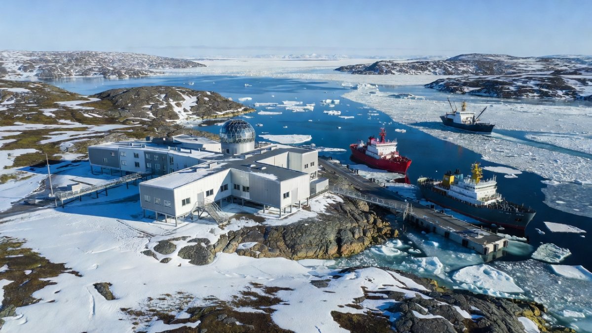Arctic research station and Chinese icebreakers in polar waters