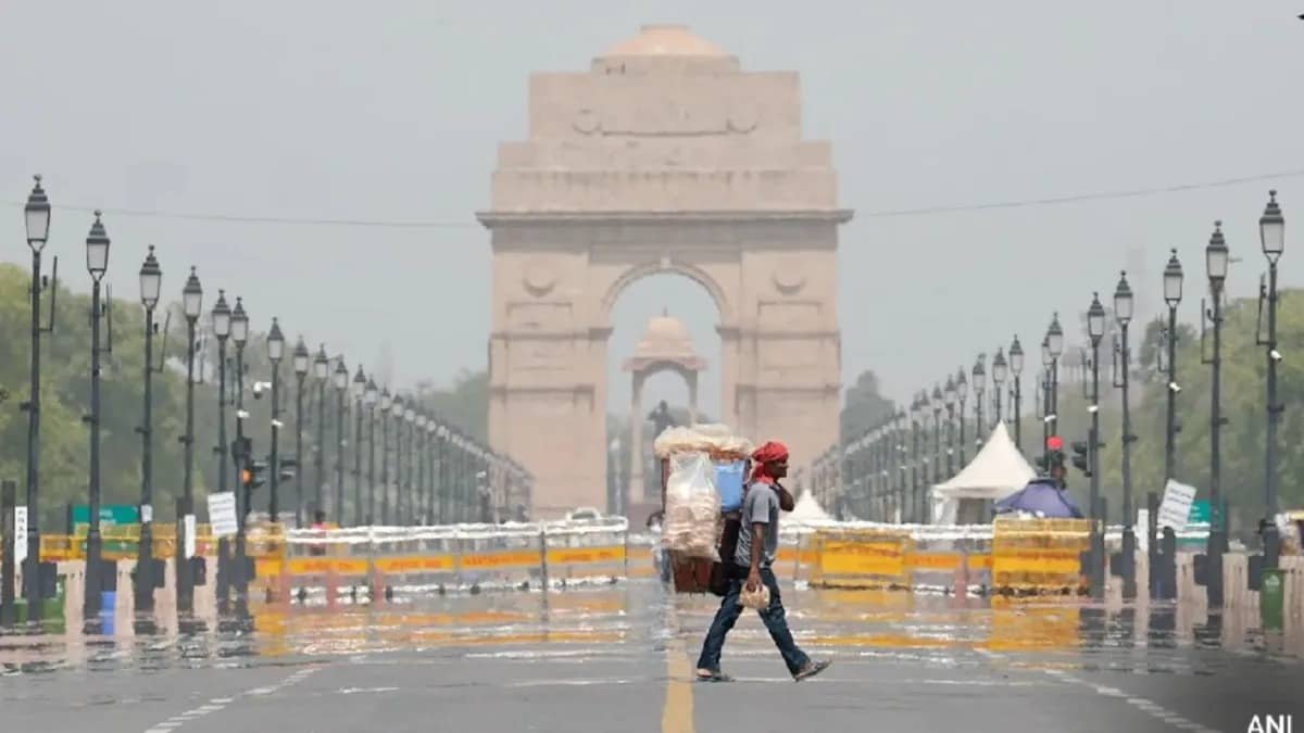 Heatwave conditions in Delhi, India with extreme temperatures and orange alert warnings from IMD