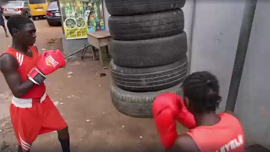 Nigerian Youngsters Learn Boxing on the Streets of Lagos