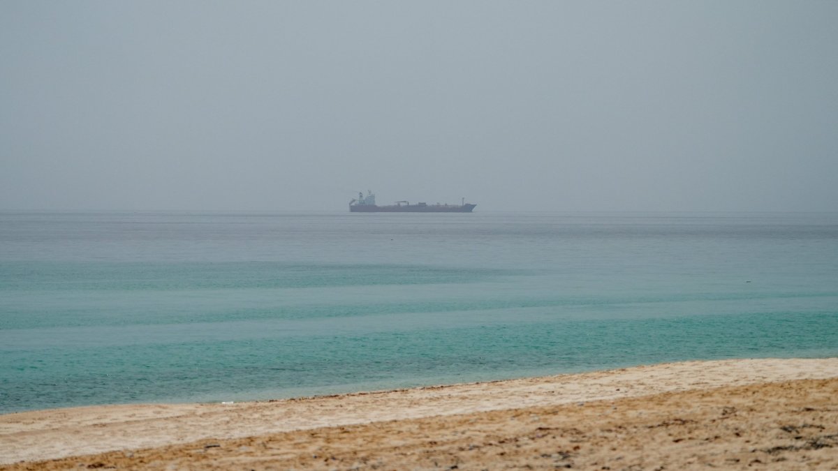 Oil Surges Past $100 After Houthi Attacks on Saudi Tankers