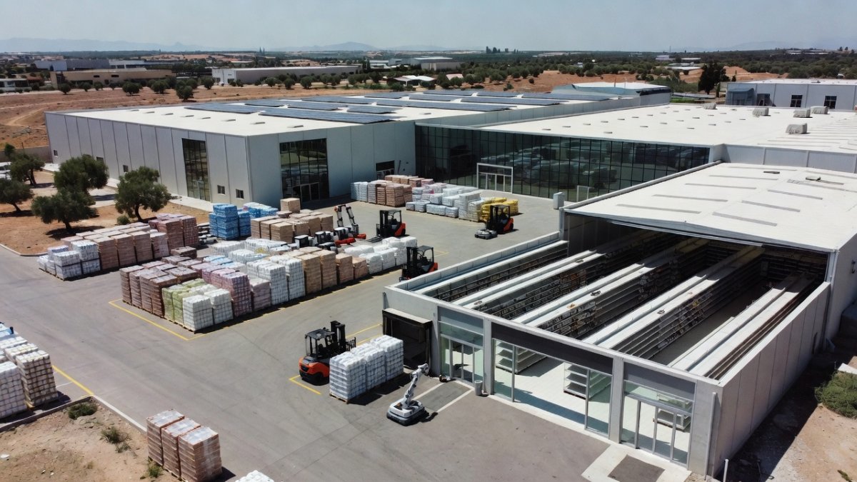 Tnuva Warehouse Crisis: Dairy Shortage Expands to White Cheese as German Technicians Stay Away