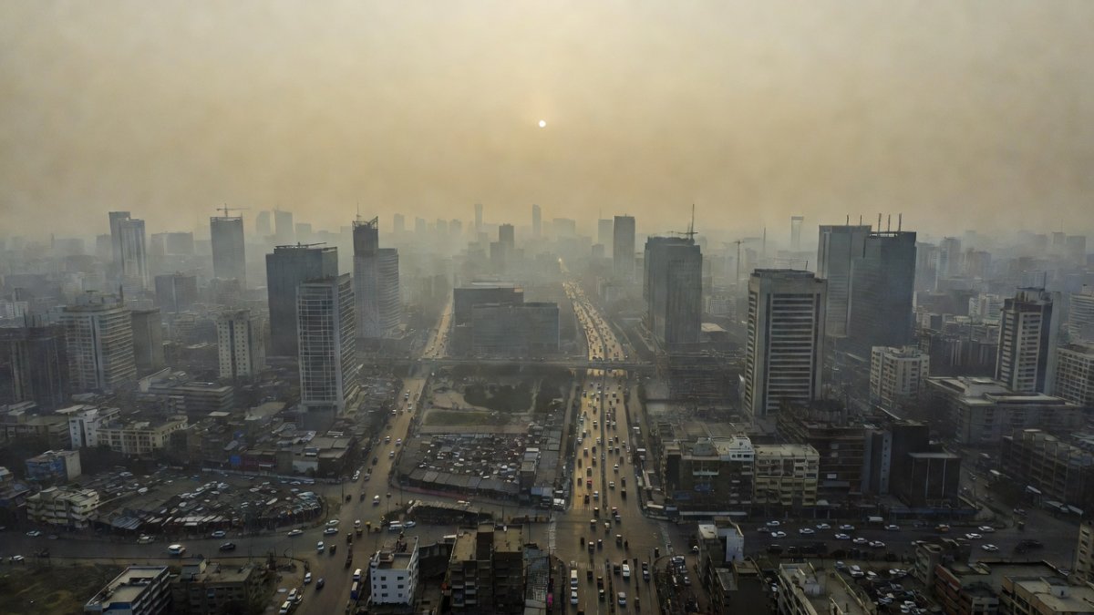 Delhi's Air Quality Plunges to Season's Worst as AQI Crosses 260
