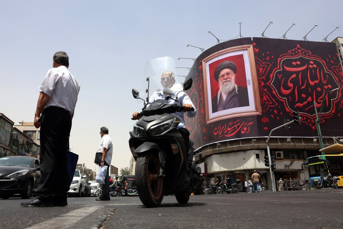 US-Iran Talks Advance Amid Leadership Vacuum