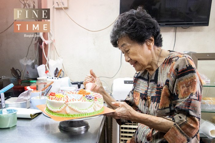 90-Year-Old Baker Still Decorates Cakes Daily in Nonthaburi After 50 Years