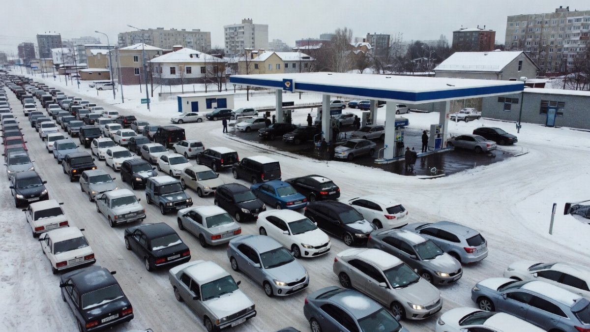 Russia's Fuel Crisis: Odd-Even Gasoline Rationing Spreads