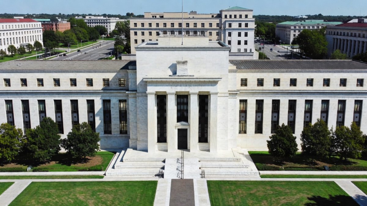 Fed Faces Rate-Hike Showdown as Inflation Rebounds