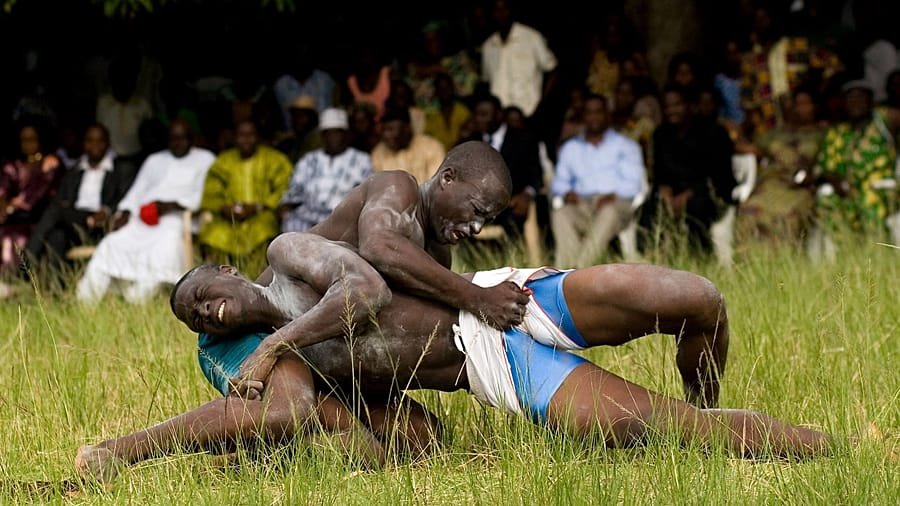 Noyau de Mangue, a dance and videomapping performance by the Lumartis collective at the Institut français du Burundi