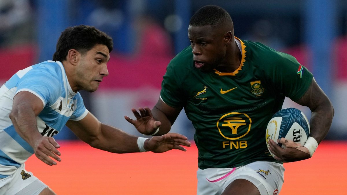 Edwill van der Merwe races clear for his try as the Springboks beat Argentina 17-10 in Buenos Aires