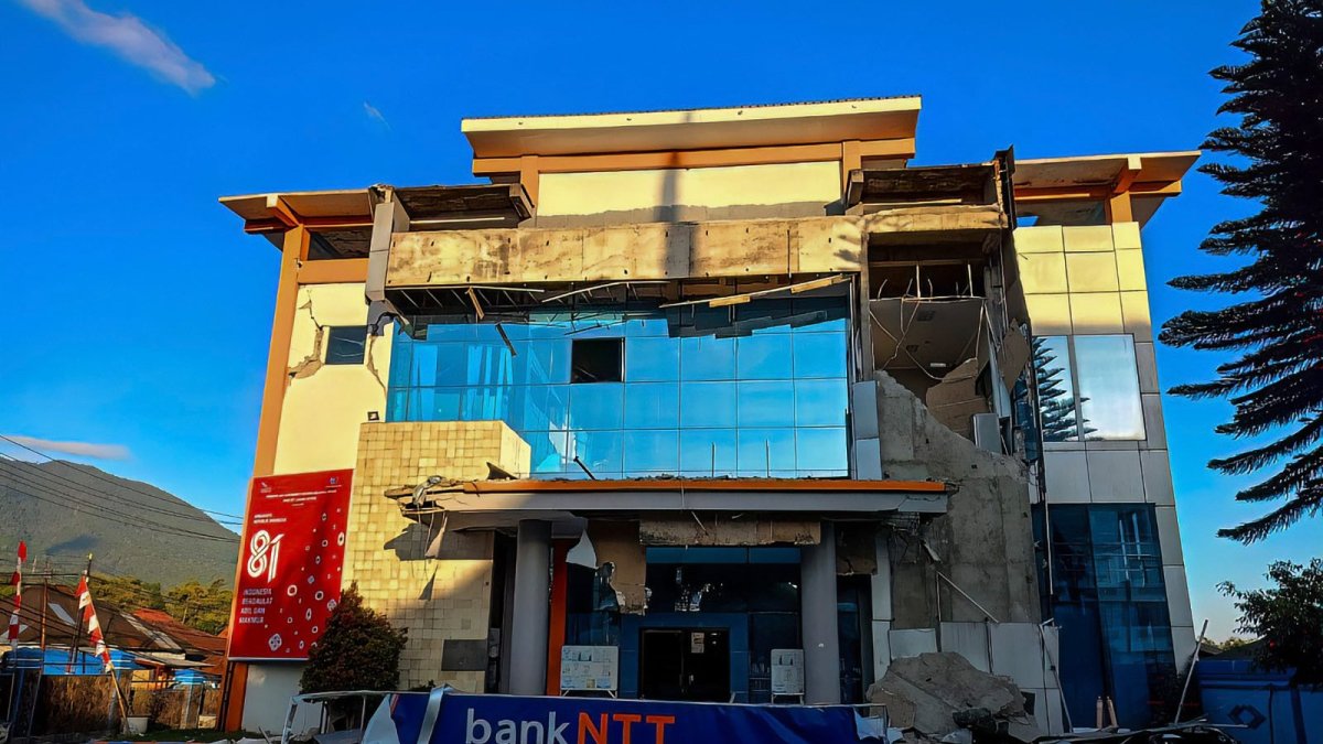 Magnitude 7.7 Earthquake Strikes Indonesia's Flores Region, Killing at Least Two