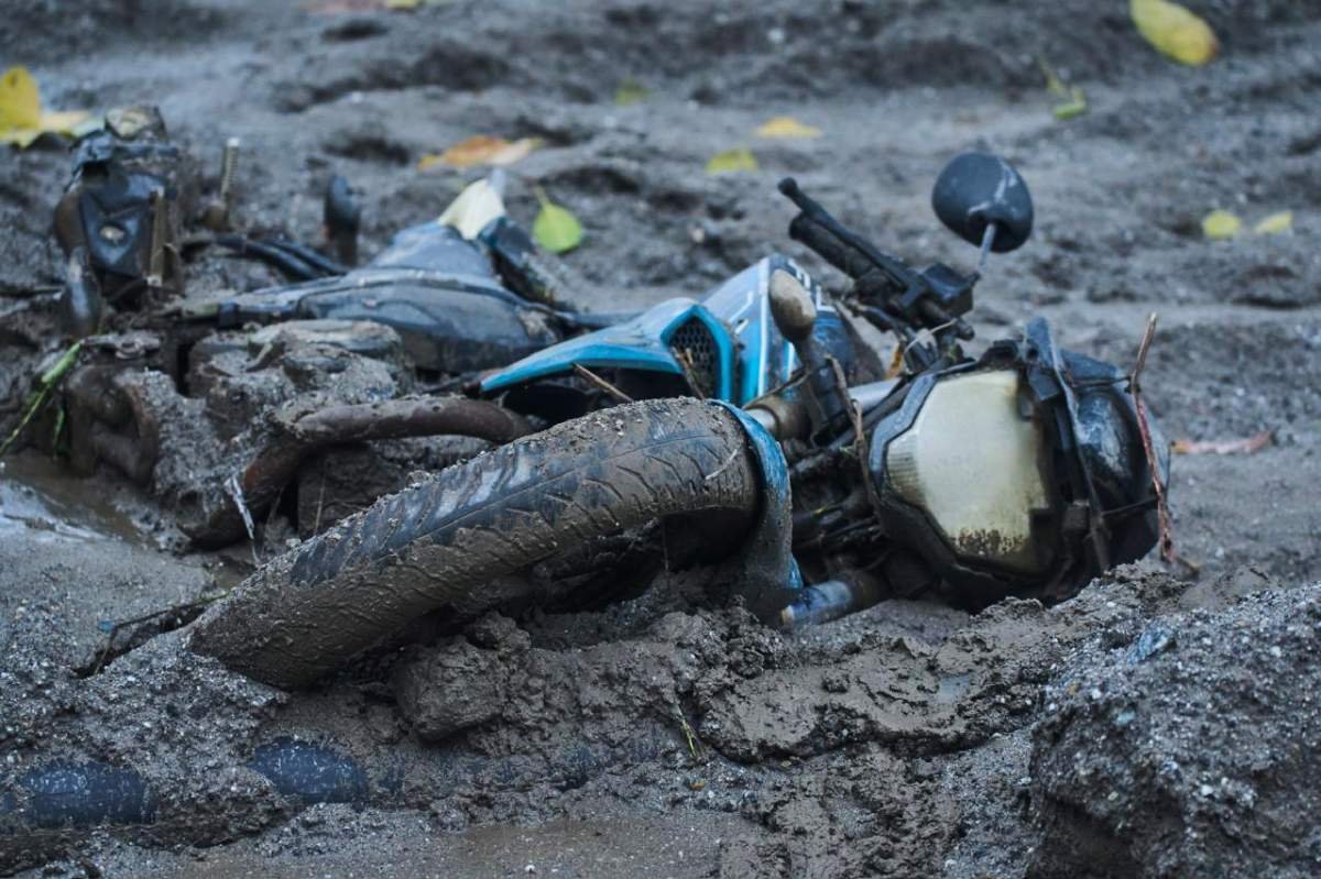 Rescue workers searching for missing people after the Nepal-Tibet floods