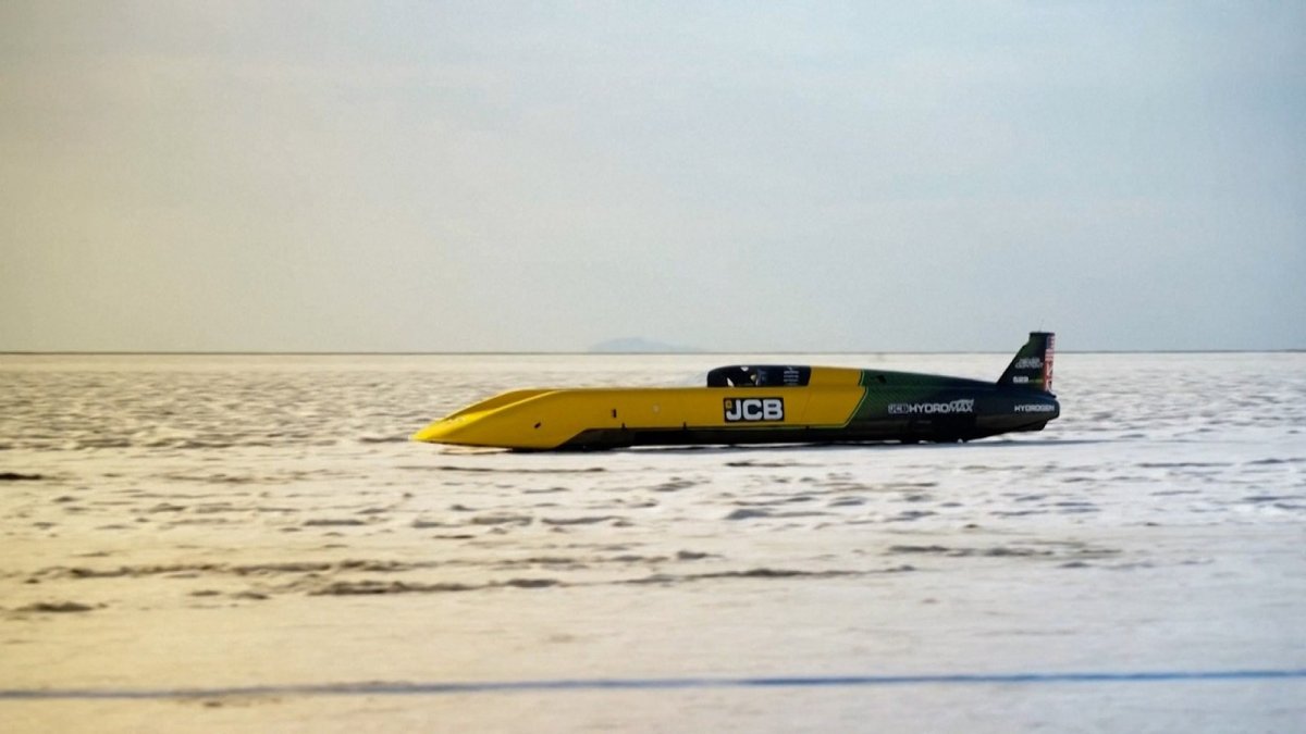JCB Hydromax Smashes Hydrogen Land Speed Record at Bonneville