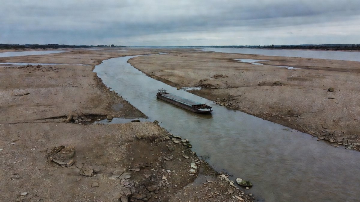 Rhine at Record Low: Drought Paralyzes Europe's Shipping and Echoes Across Latin America's Lifeline Rivers
