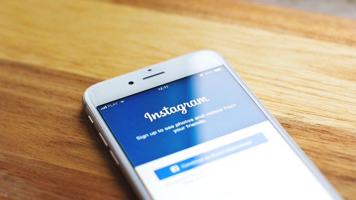 Smartphone showing social media apps — Netanyahu blamed social media for falling US support