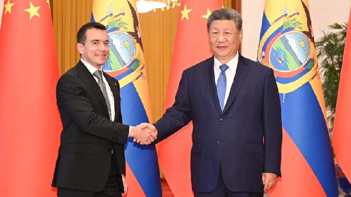 Chinese President Xi Jinping and Ecuadorian President Daniel Noboa at the Great Hall of the People in Beijing