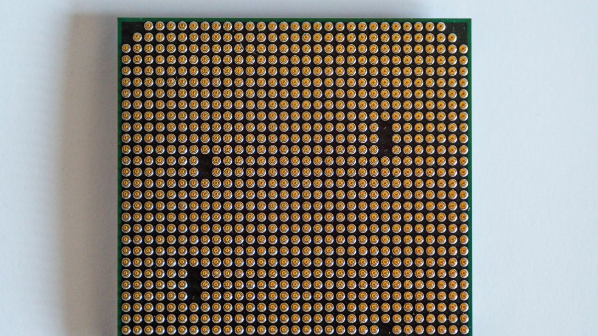 Intel Just Sold 15 Billion Dollars of Stock for the First Time Since 1971 — Two Readings, One Warning