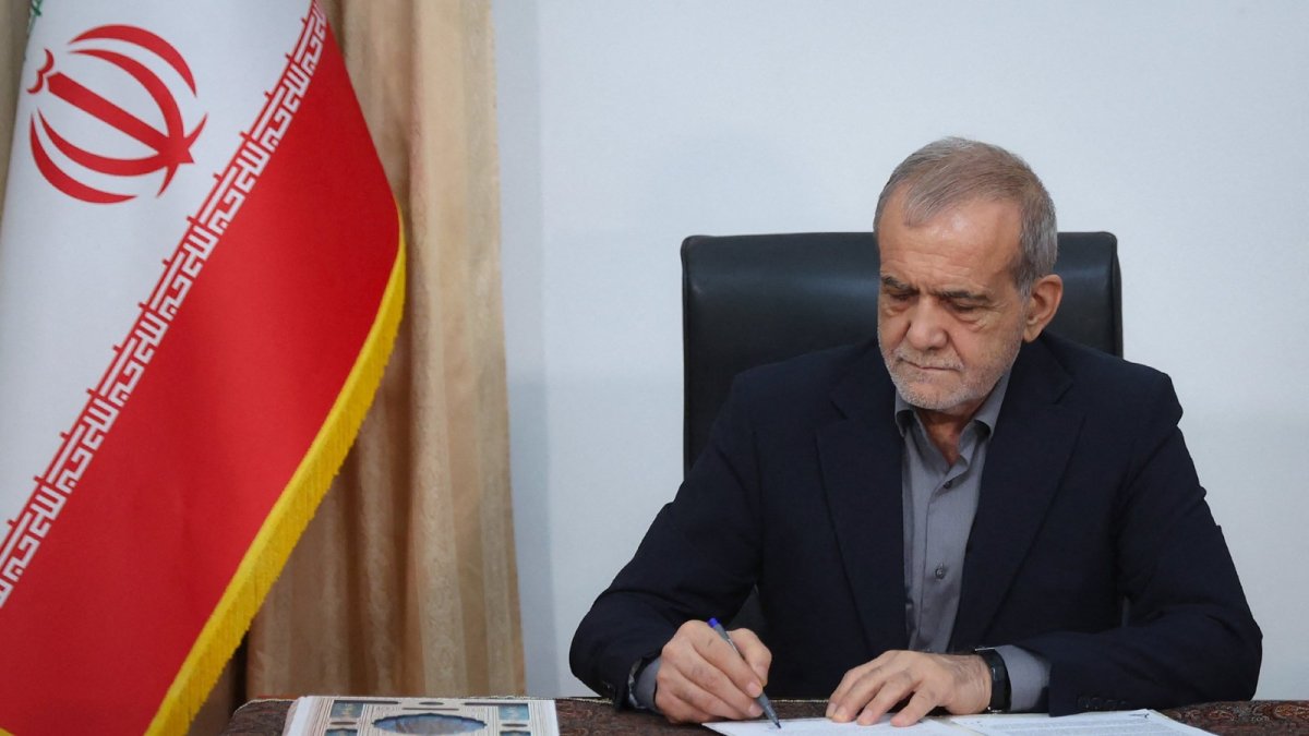 Pezeshkian Defends Iran-US Memorandum as Critics Echo Israeli Positions