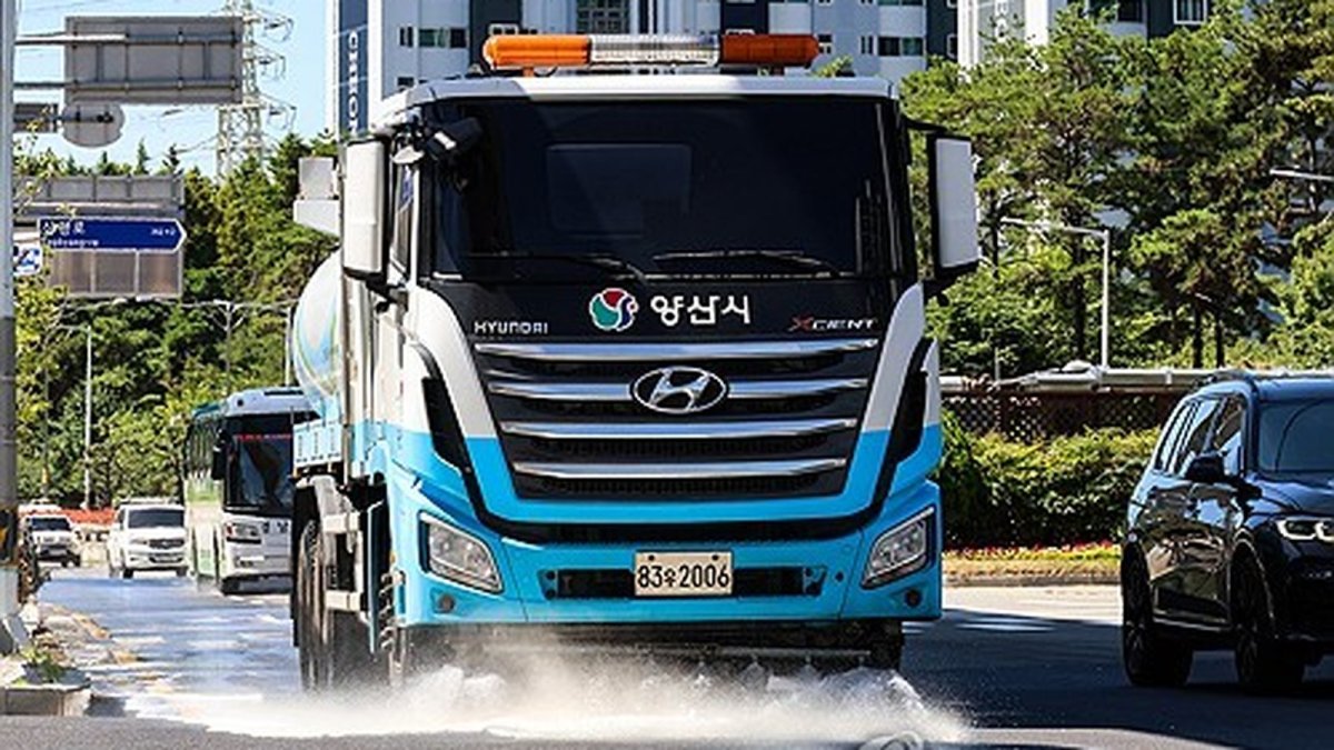 Municipal water-spraying truck cools a road in Yangsan as temperatures pass 40 degrees Celsius