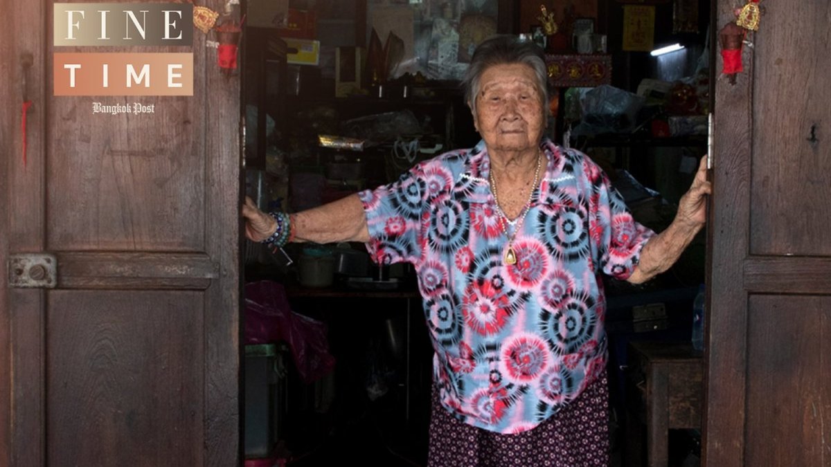 Khlong Phasi Charoen and the canal-side community around Wat Nimmanoradee market in Bangkok's Phasi Charoen district