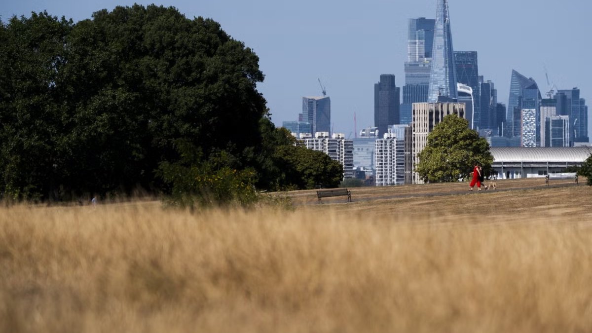 UK Growth Slows to 0.4% as Iran Conflict Casts a Long Shadow Over the Economy