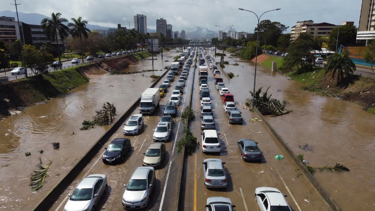 Flooded vehicles on the Valle-Coche highway in Caracas after the El Valle River overflowed on August 22, 2026