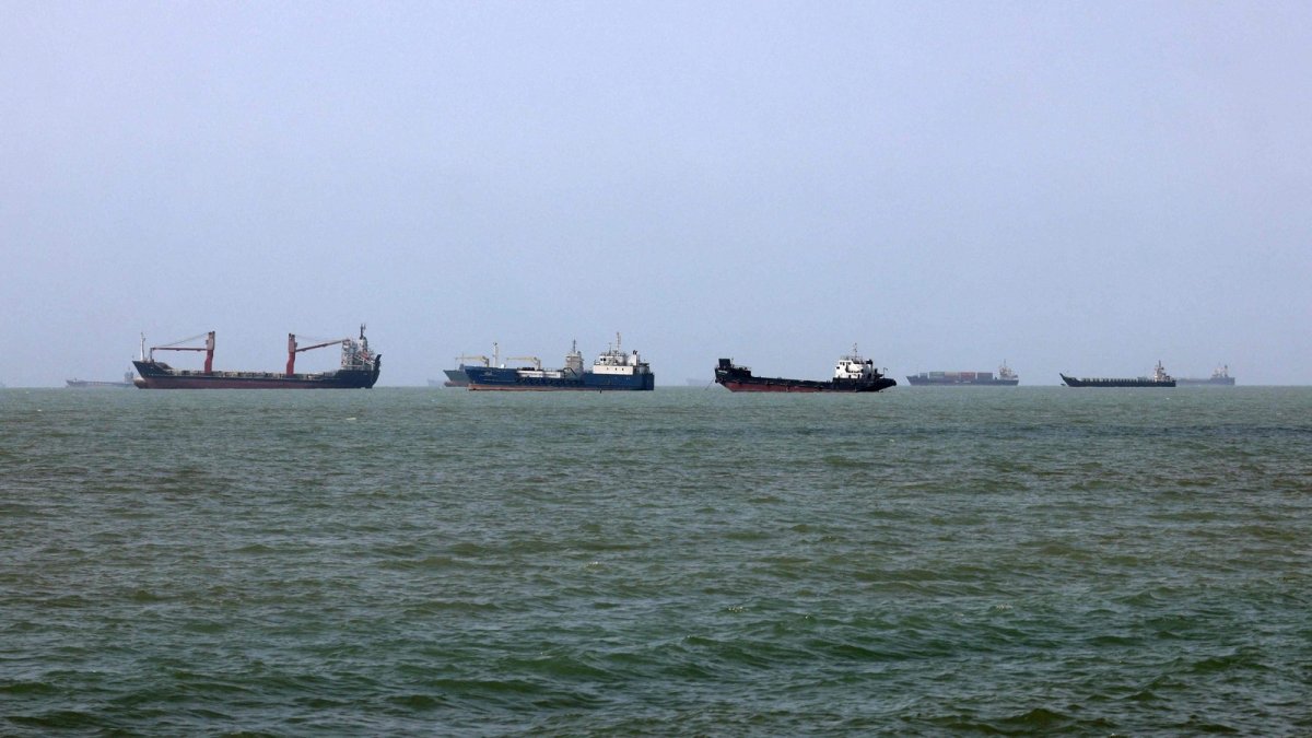 Vessels transit the Strait of Hormuz off Bandar Abbas, southern Iran (AFP Photo)