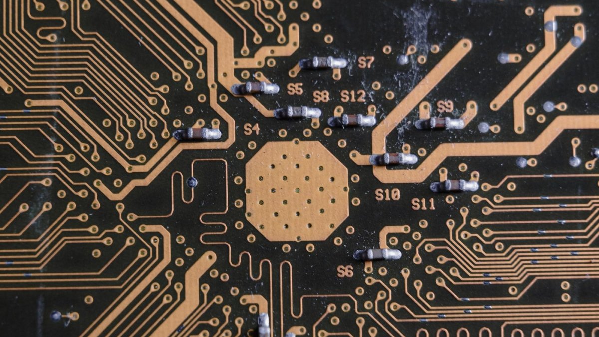Microsoft Is Ordering 300,000 of Its Own AI Chips — and the Chip Market Just Changed