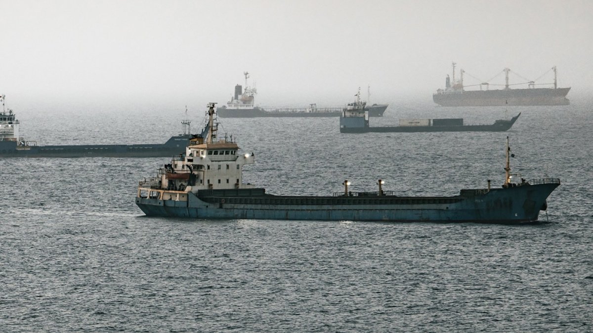 Oil tanker traffic in the Strait of Hormuz